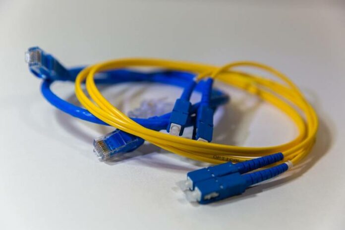 Differenze e prestazioni tra fibra ottica FTTH e FTTC: quale scegliere?