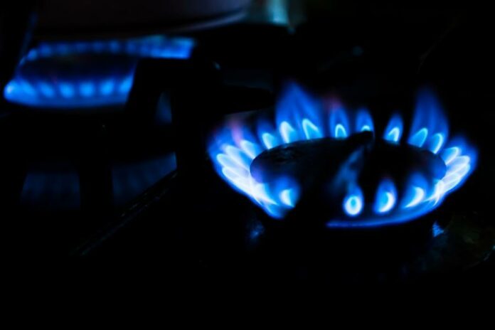 Sconti gas e luce per 3 mesi: Bonus per Isee basso e famiglie numerose