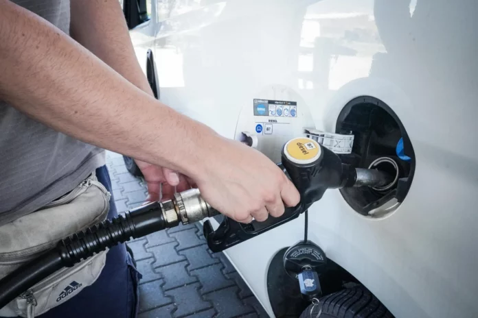 Aumento prezzi benzina e gas: nuova sforbiciata, da luglio 2022