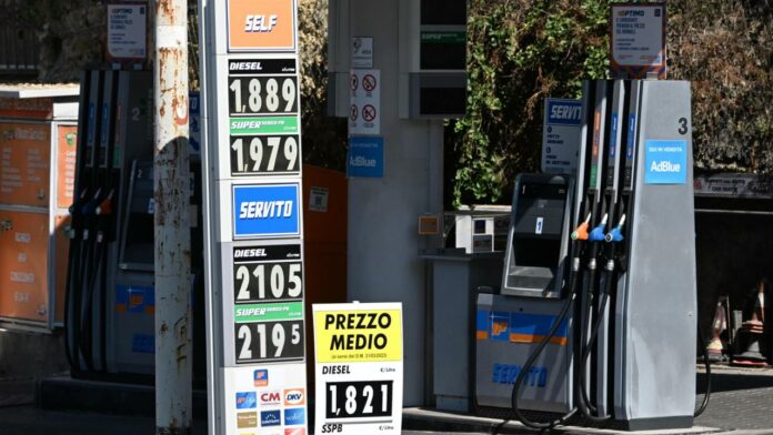 Aumento record del prezzo della benzina: possibili conseguenze per gli aiuti sulle bollette di gas e luce