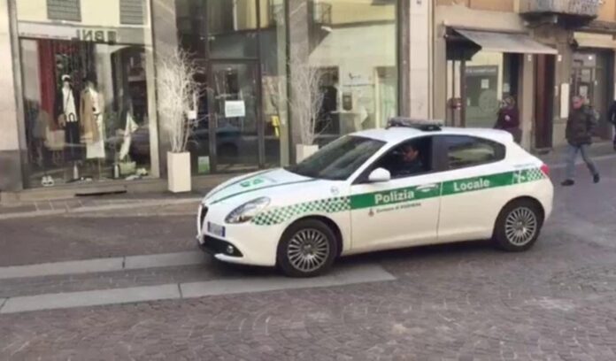 Guida spericolata: auto si schianta contro un palo della luce e scappa, ma viene catturato - Prima Pavia