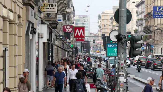 Costo energia a Milano: Commercianti in allarme per tariffe elevate. Fuga dai consumi con luce e gas. Biglietto M4 a 5 euro.